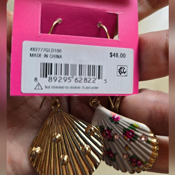 Betsey Johnson set Shell earings and large Shell Necklace Gold, Grey, Pink NWT - Picture 3 of 4